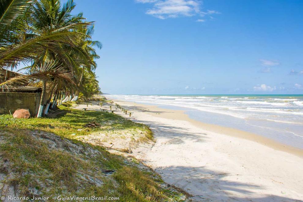 Imagem de areias brancas e mar azul como esmeralda da Praia de Cururupe em Ilhéus.